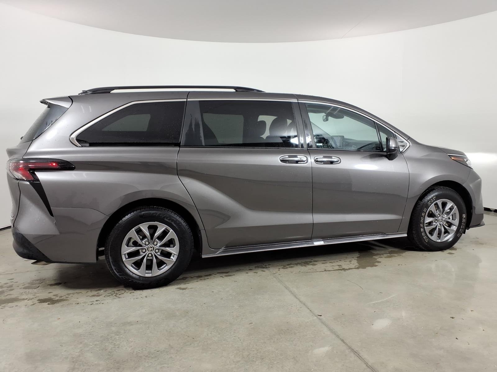 2024 Toyota Sienna XLE - Photo 12