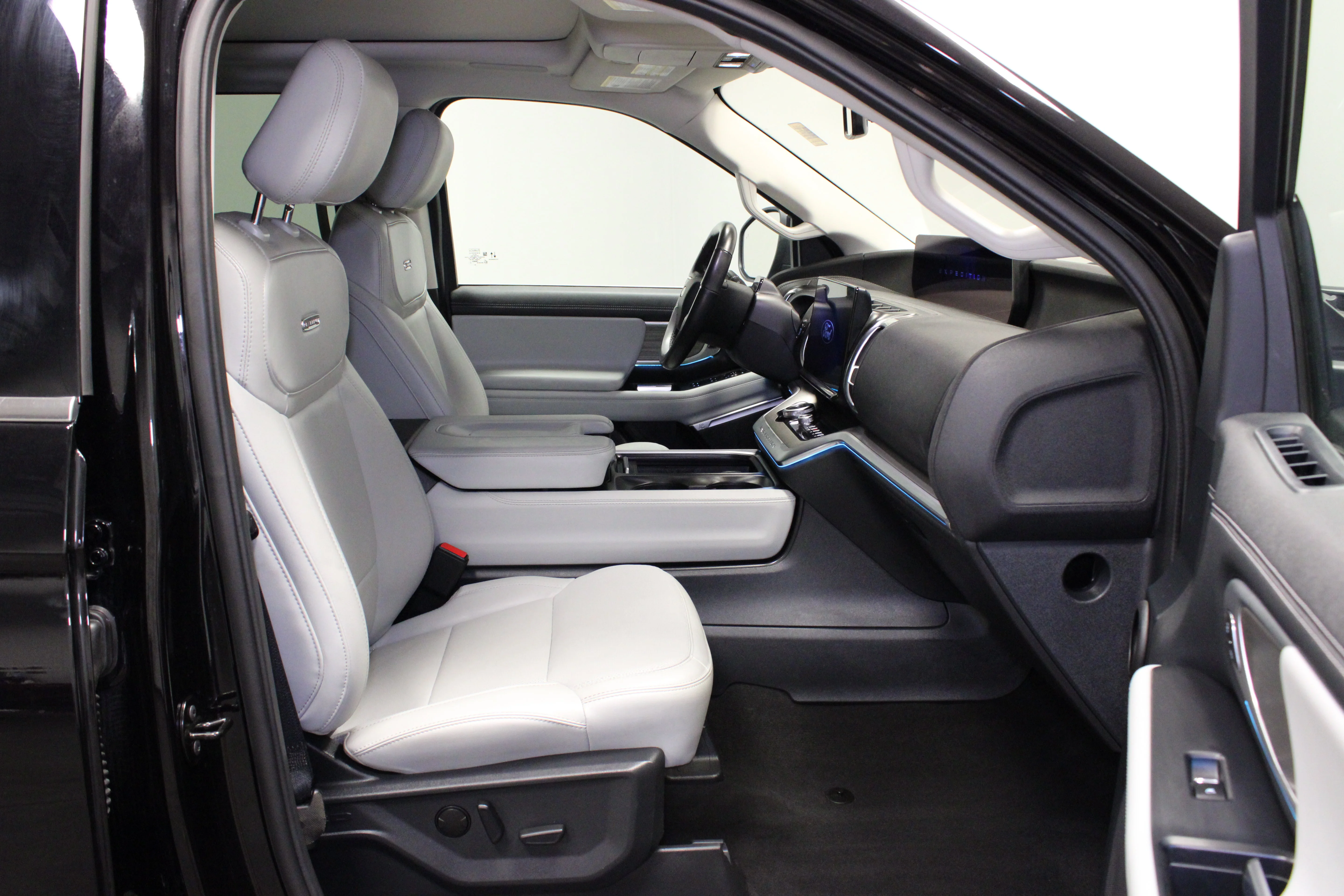 Used 2025 Black Metallic Ford Platinum image 18