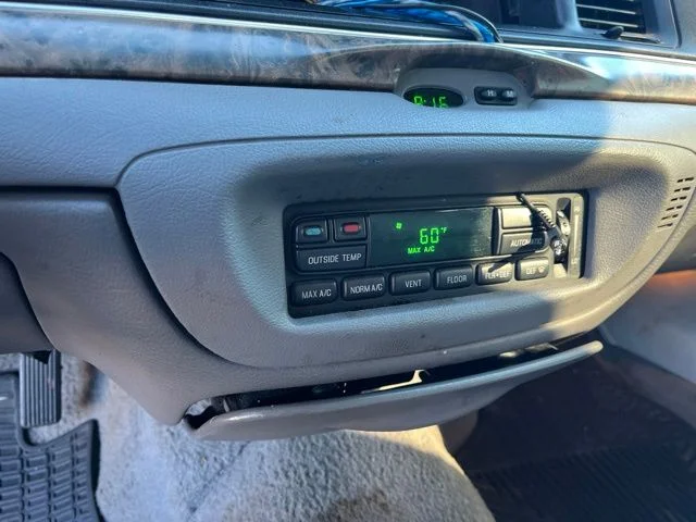 Used 2000  Ford LX image 19