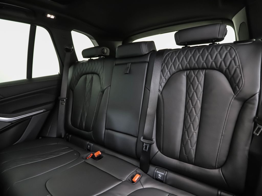 New 2026 Carbon Black Metallic BMW xDrive40i image 23