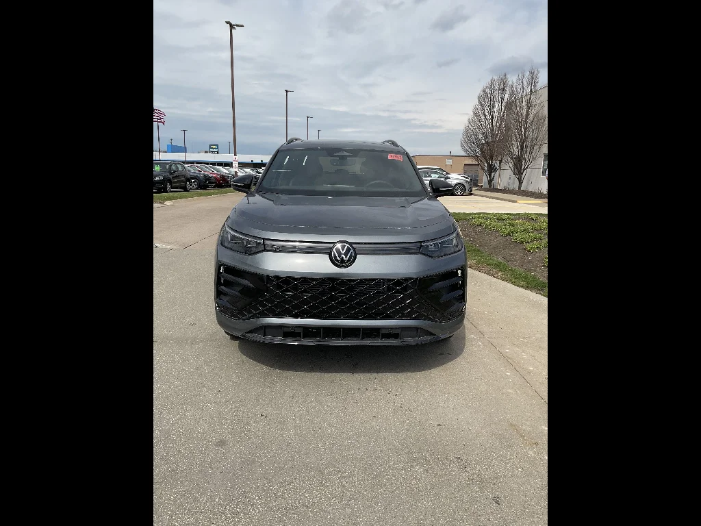New 2026 Platinum Gray Metallic Volkswagen SE R-Line Black 4Motion image 2