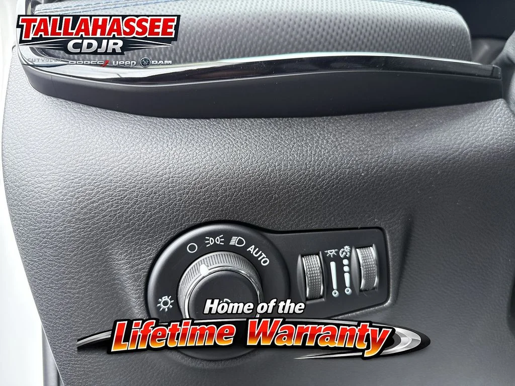 New 2026 Bright White Clear-Coat Exterior Paint Jeep Latitude image 36