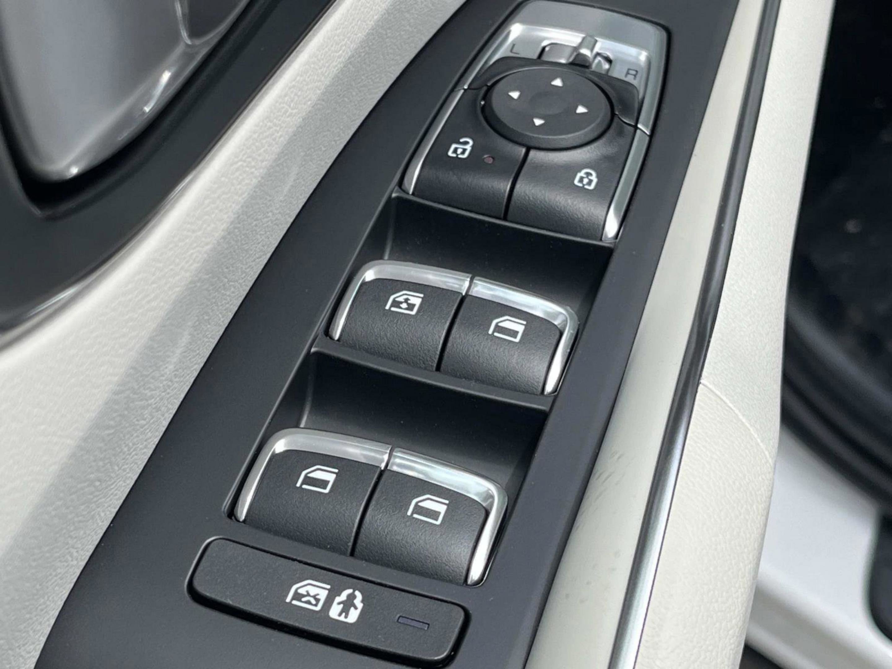New 2026 Snow White Pearl Kia EX image 24