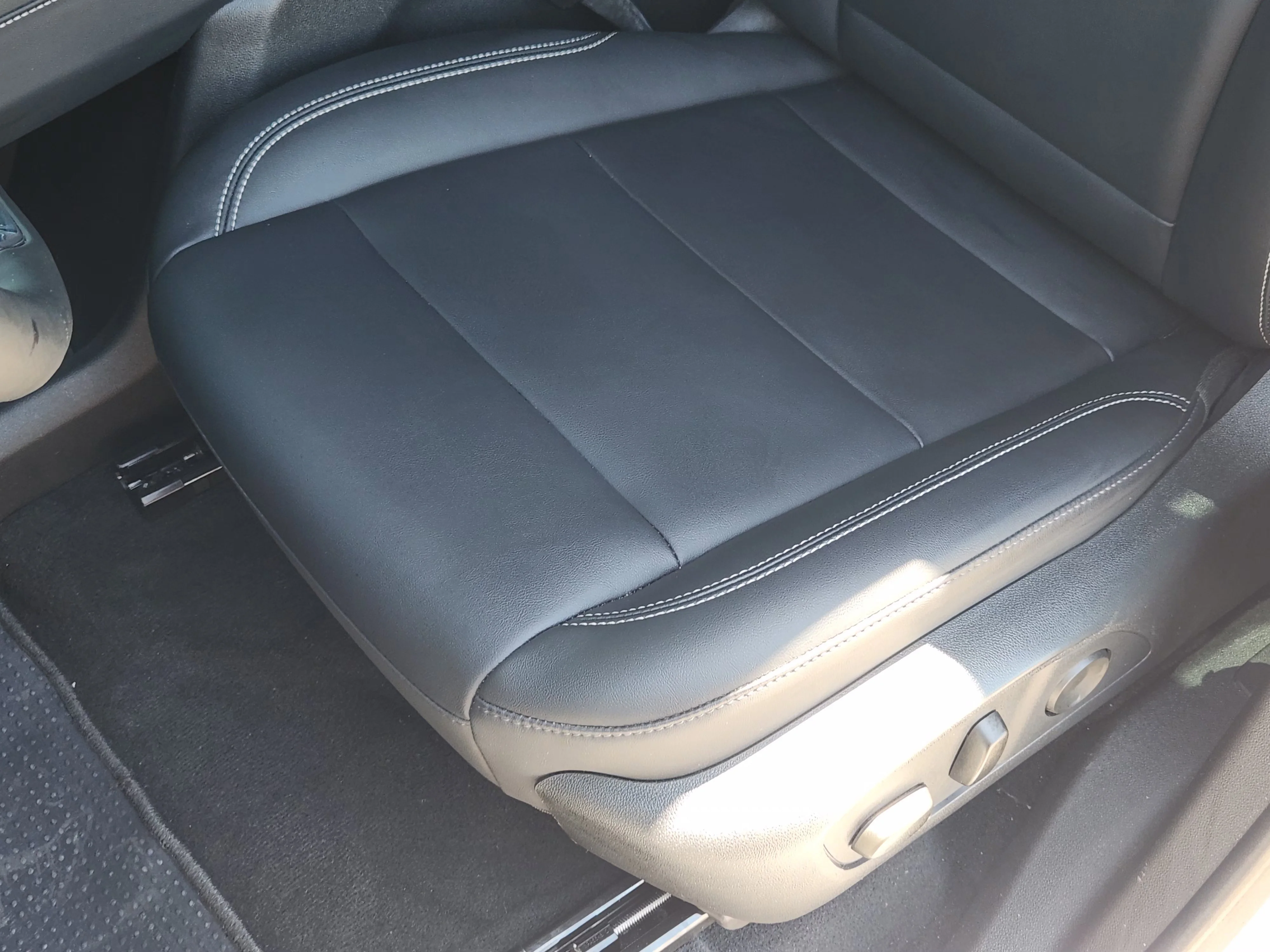 Used 2024 Summit White GMC Elevation image 25