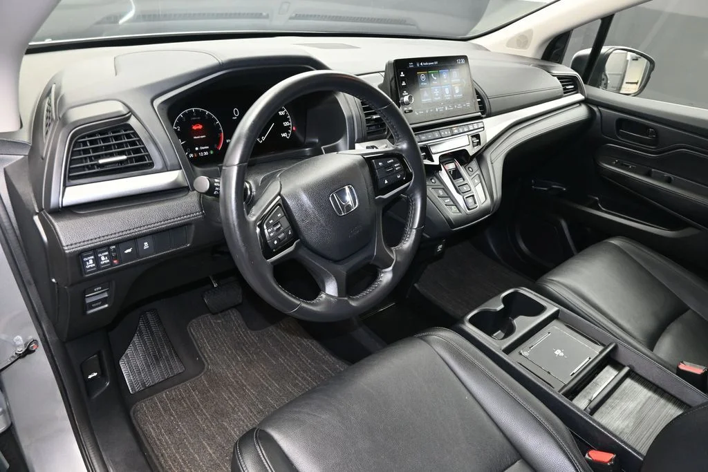 Used 2025 Solar Silver Metallic Honda EX-L image 16