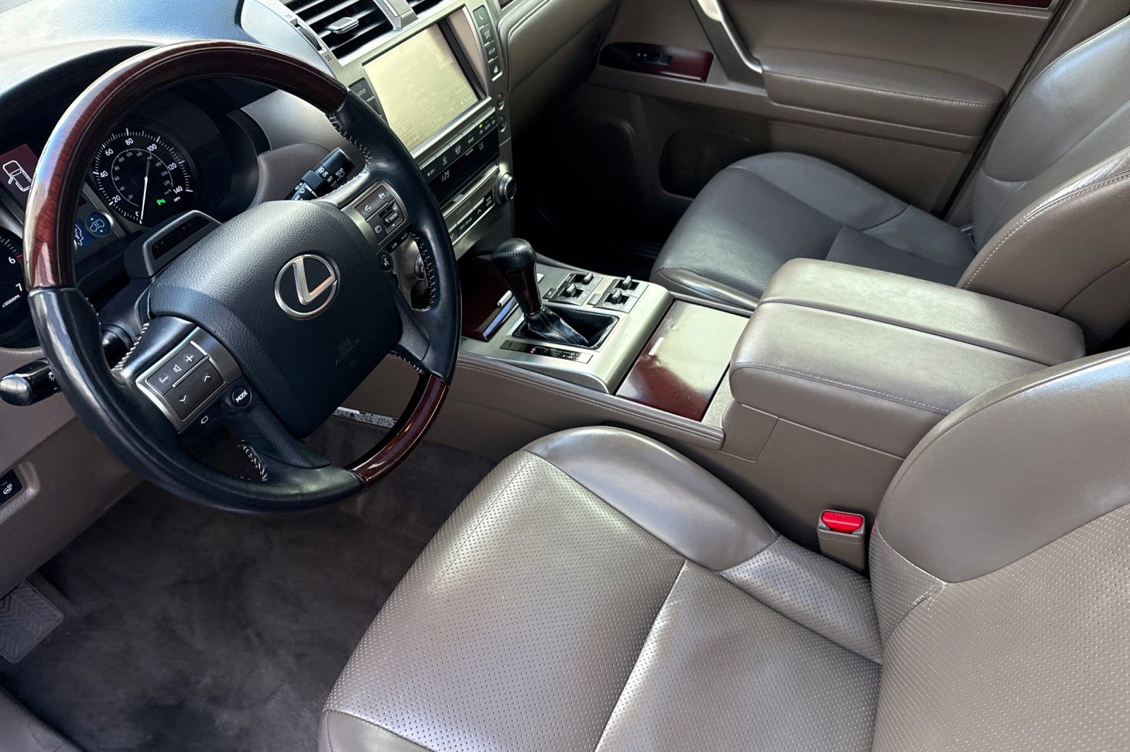 Used 2019  Lexus 460 Luxury image 10