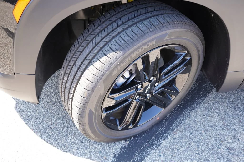 New 2026 Mosaic Black Metallic Chevrolet LT image 9