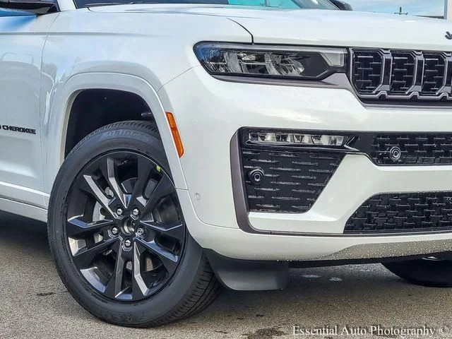 New 2026 Bright White Clear-Coat Exterior Paint Jeep Limited image 3