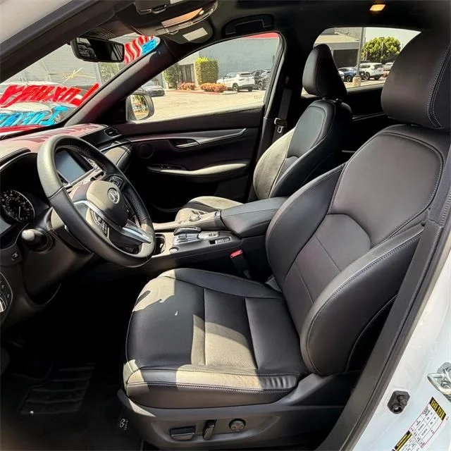 Used 2025 White INFINITI LUXE image 31