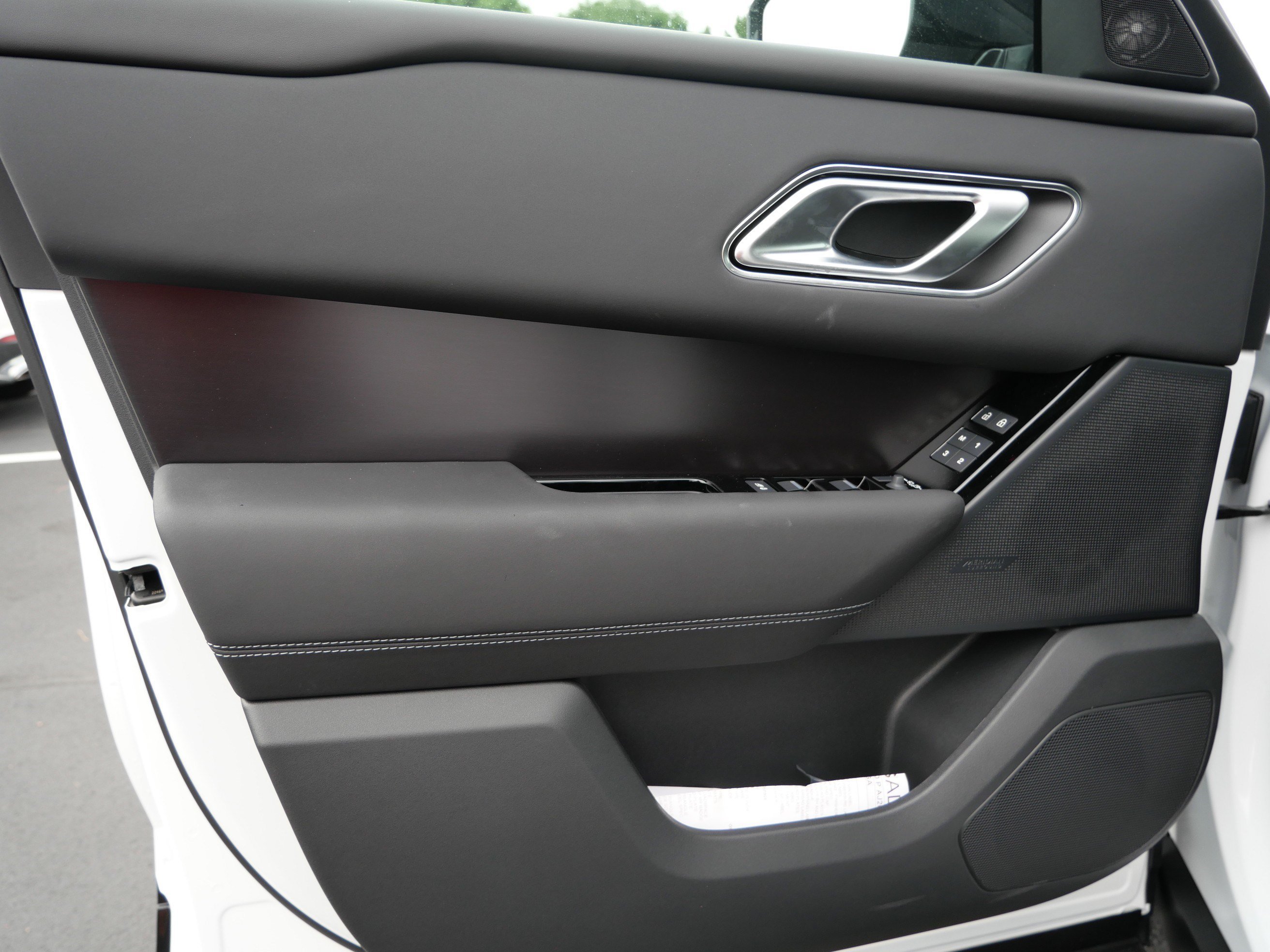 New 2026 Ostuni Pearl White LAND ROVER  image 4