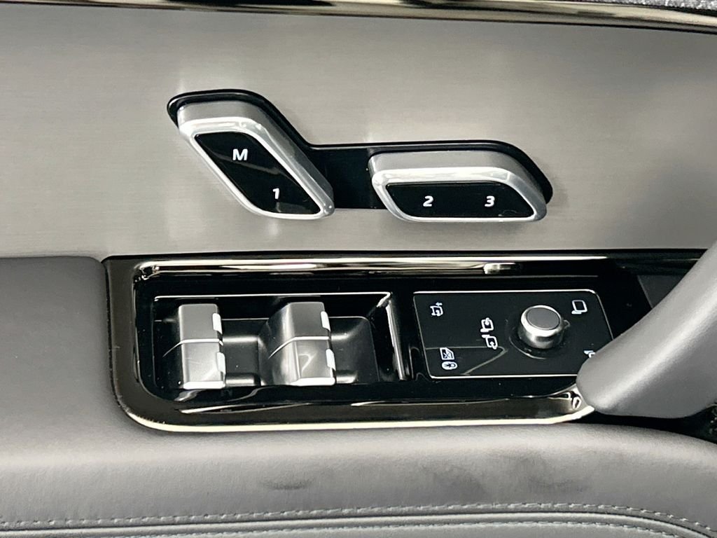Used 2026 Fuji White Land Rover SE image 22