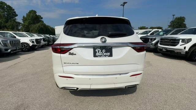 Used 2020 White Frost Tricoat Buick FWD 4dr Avenir image 10