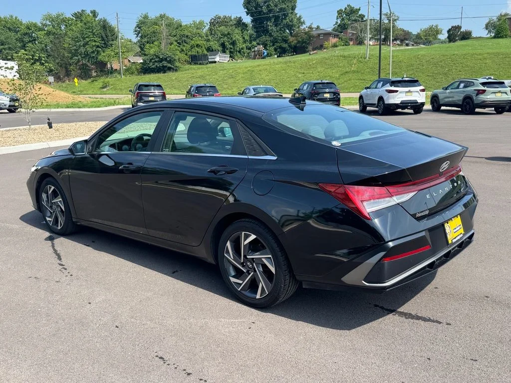 Used 2025 Black Hyundai SEL Convenience image 5