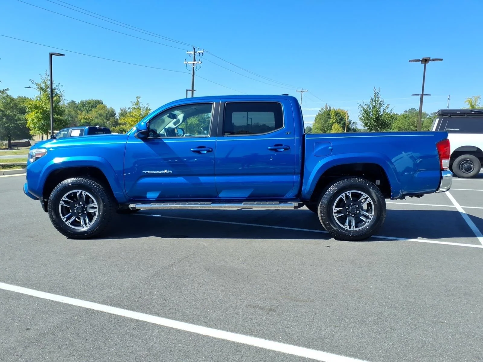 Used 2017 Blazing Blue Pearl Toyota SR5 image 9
