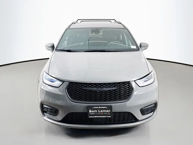 Used 2022 White Chrysler Touring L image 2