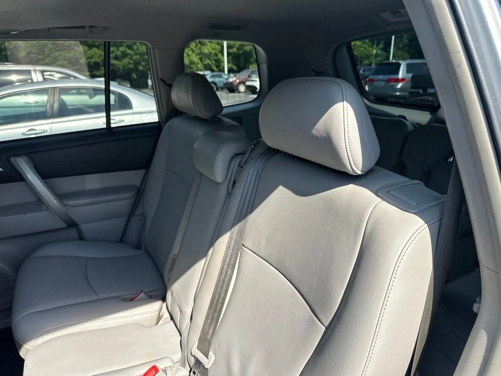 Used 2013 Classic Silver Metallic Toyota SE image 15