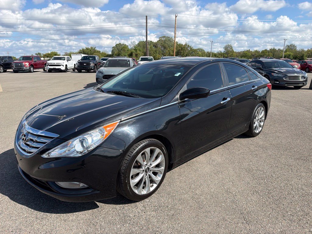 Used 2013 Black Hyundai SE image 1