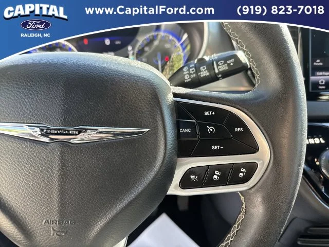 Used 2025 White Chrysler Select image 22