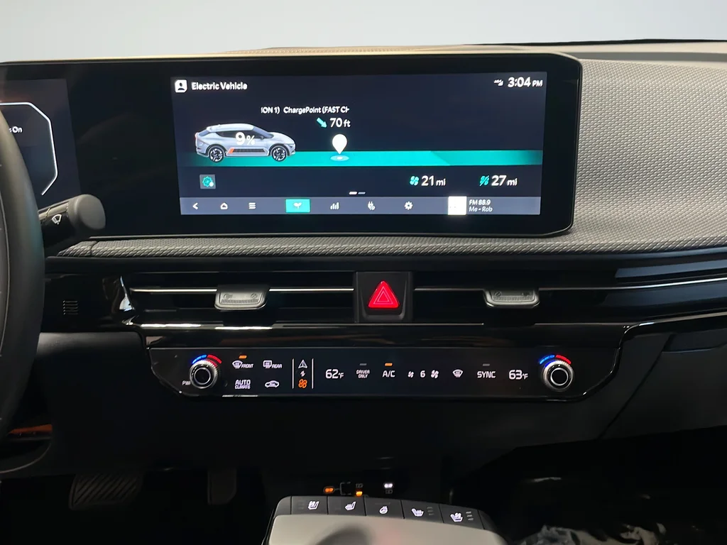 Used 2025 White Kia Wind image 19