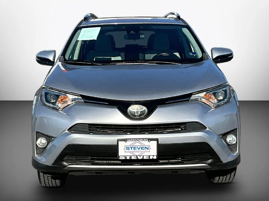 Used 2018 Silver Toyota XLE image 2