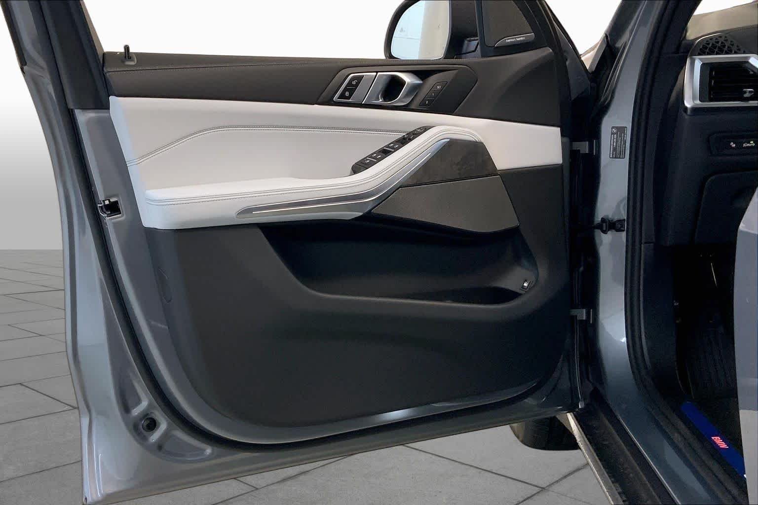 New 2026 Skyscraper Grey Metallic BMW xDrive50e image 10