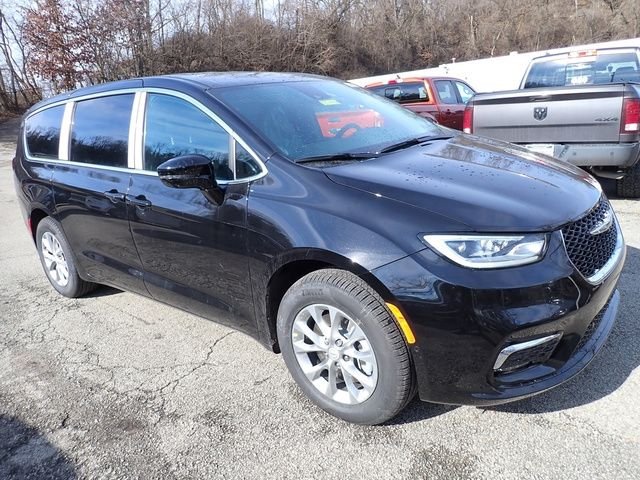 New 2026 Diamond Black Crystal Pearl-Coat Exterior Paint Chrysler Select image 9