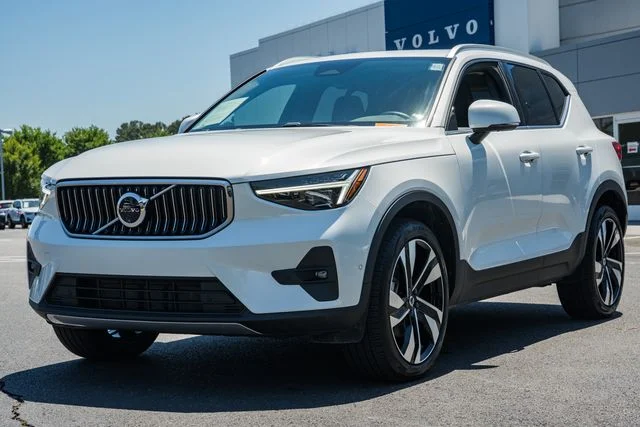 Certified Used 2025 Crystal White Volvo Plus image 3