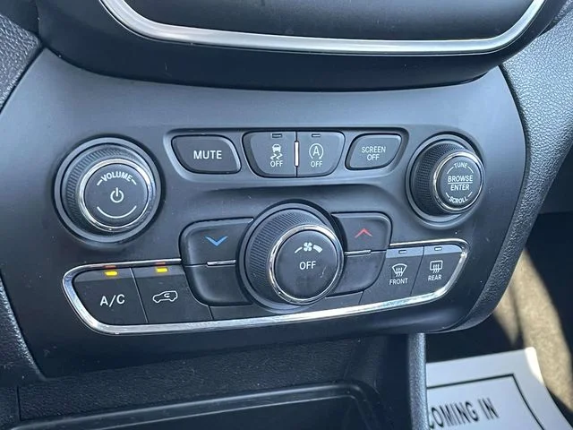 Certified Used 2019 Diamond Black Jeep Latitude Plus image 26