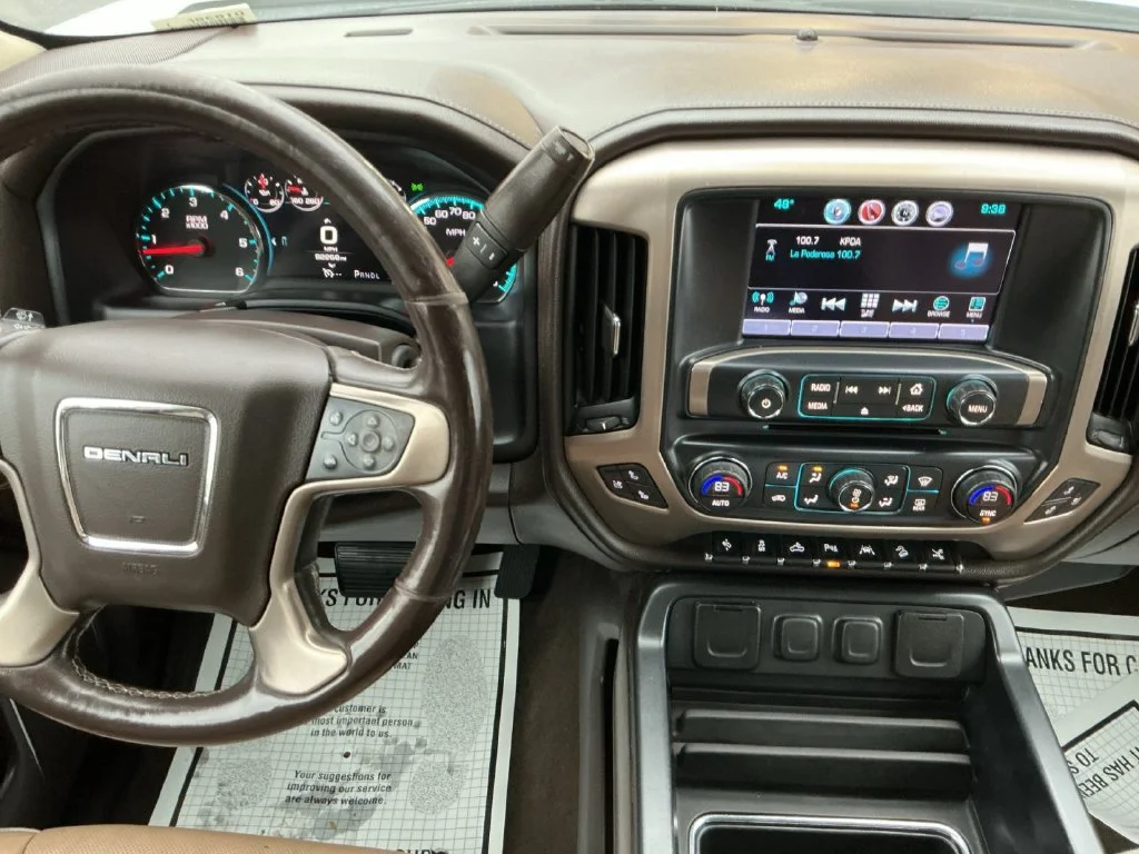 Used 2017 WHITE FROST TRICOAT GMC Denali image 23