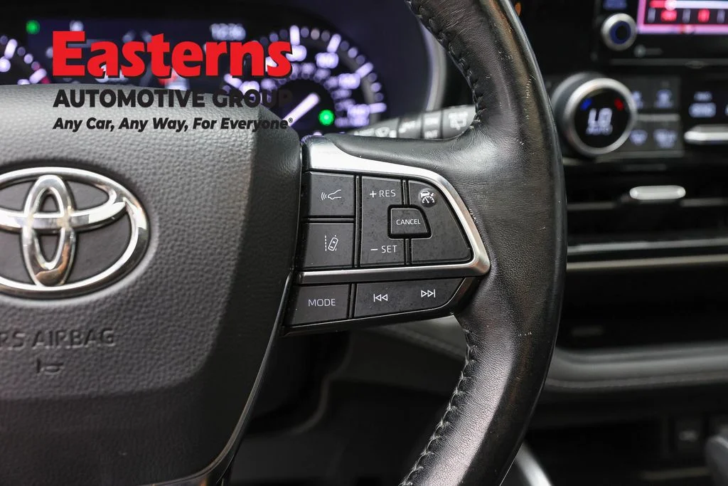 Used 2021 White Toyota XLE image 16