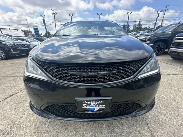 Used 2018 Black Chrysler Limited image 33