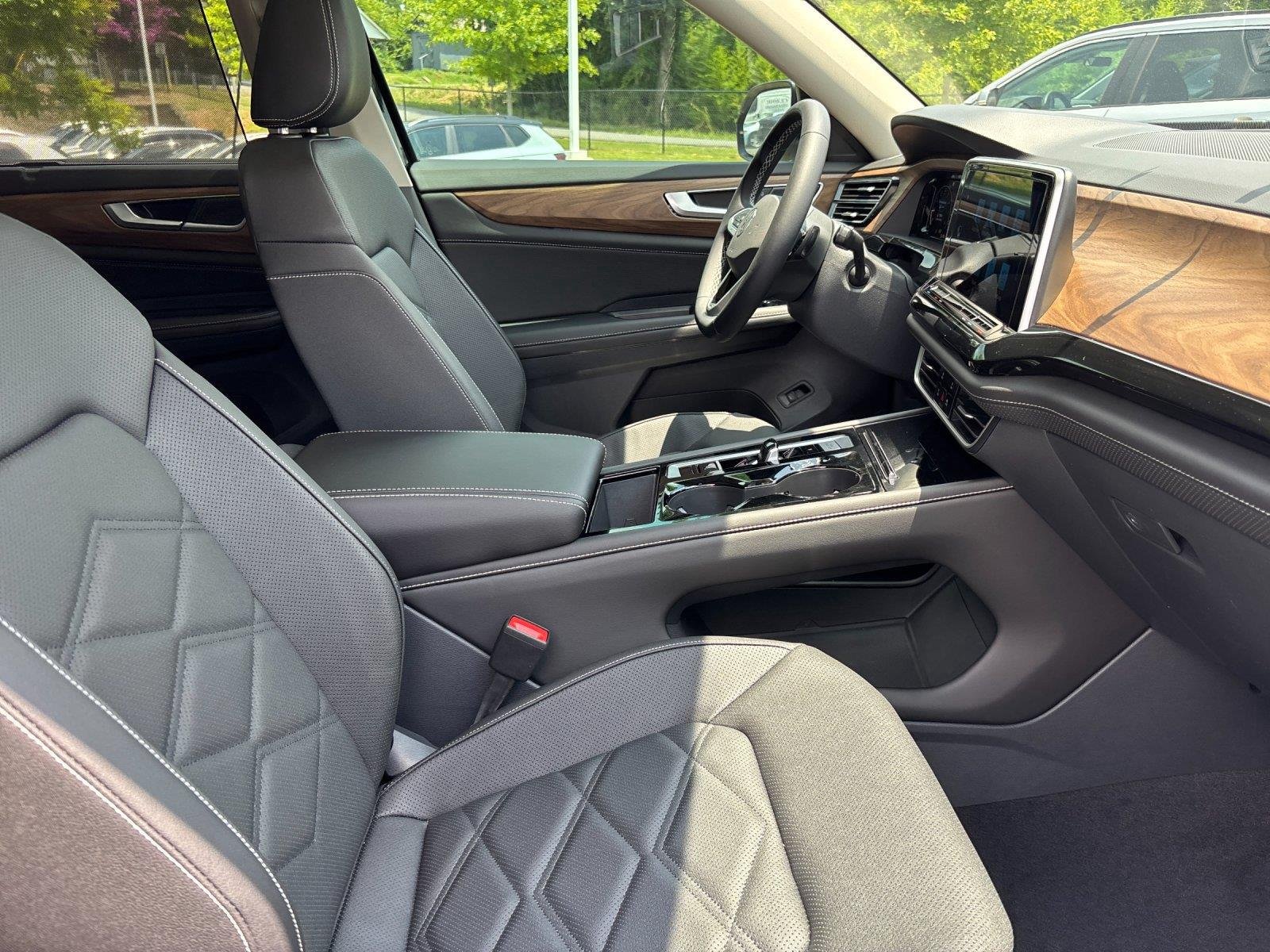 New 2026 deep black pearl Volkswagen 2.0T SE w/Technology image 39