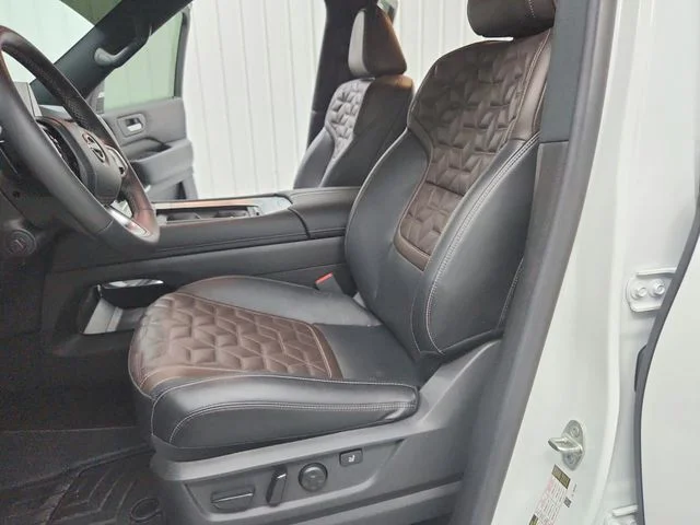 Used 2025 White Nissan Platinum Reserve image 19