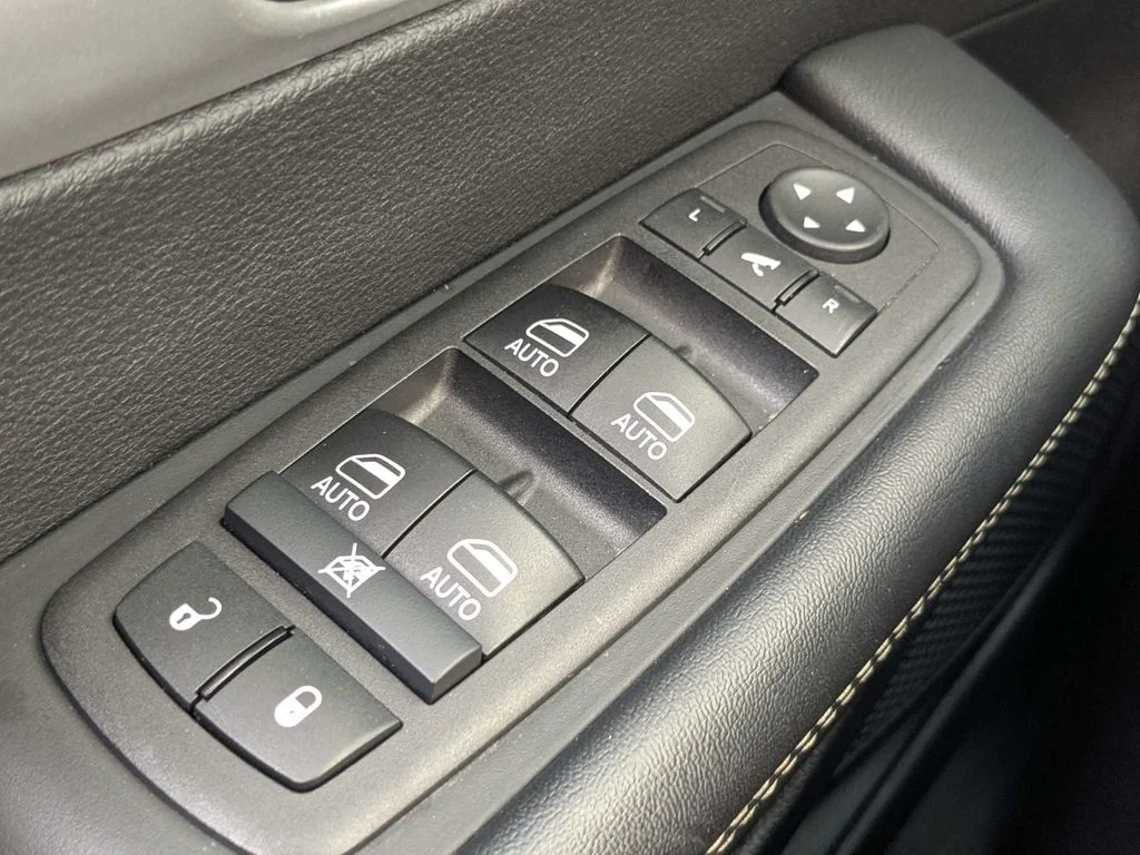 Used 2025 White Chrysler Limited image 25