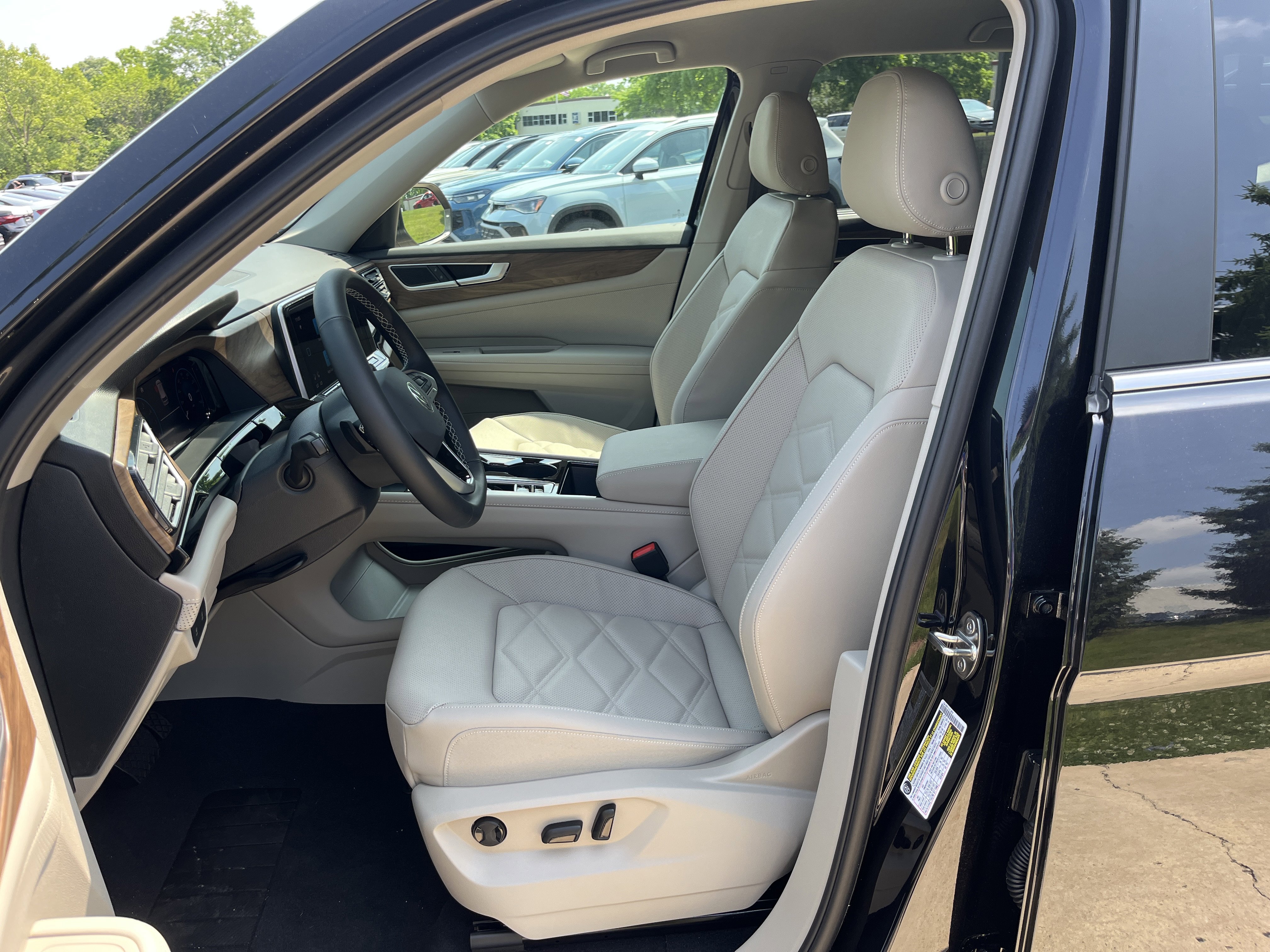 New 2026 Deep Black Pearl Volkswagen 2.0T SE w/Technology image 18