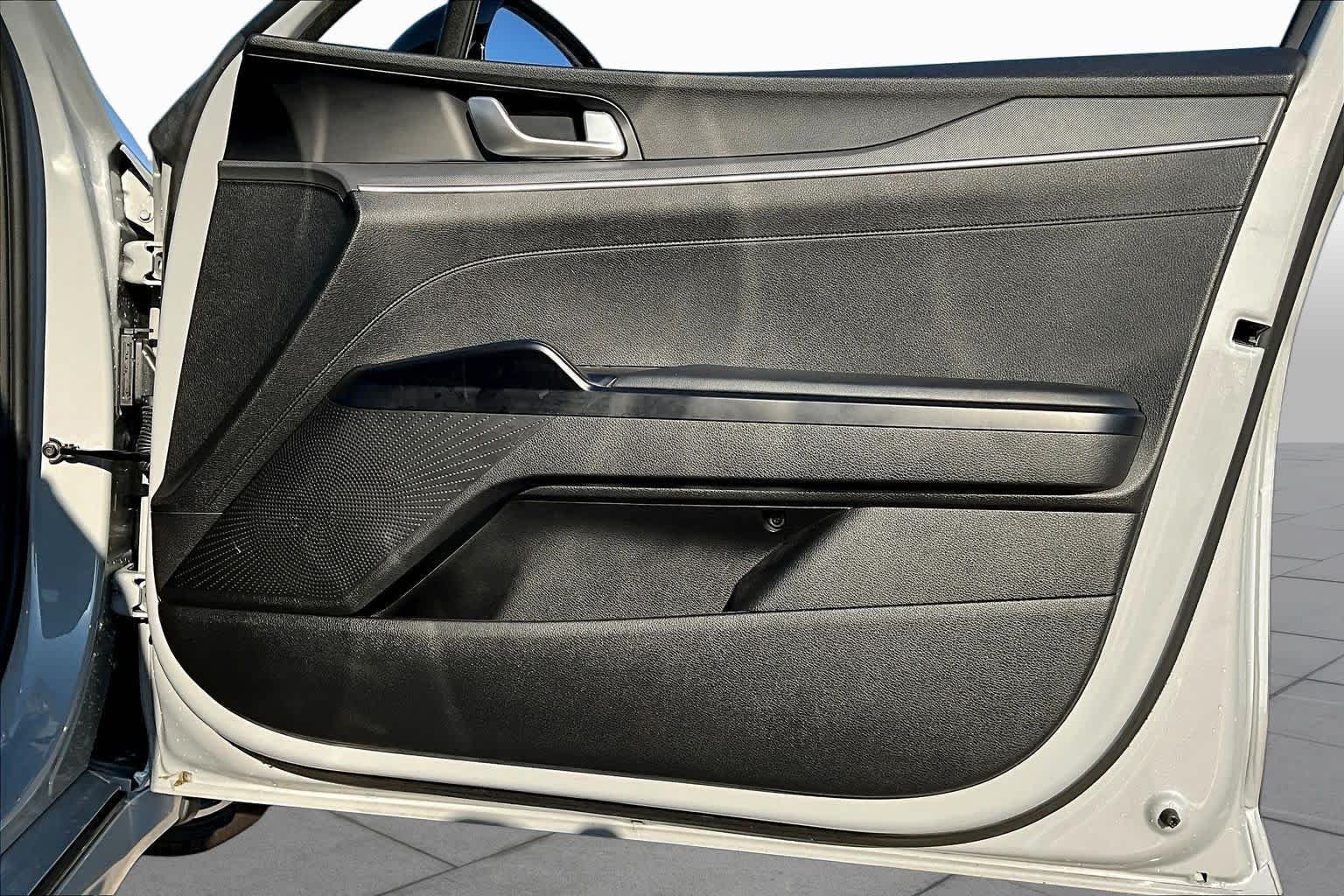 Used 2023 Wolf Gray Kia GT-Line image 30