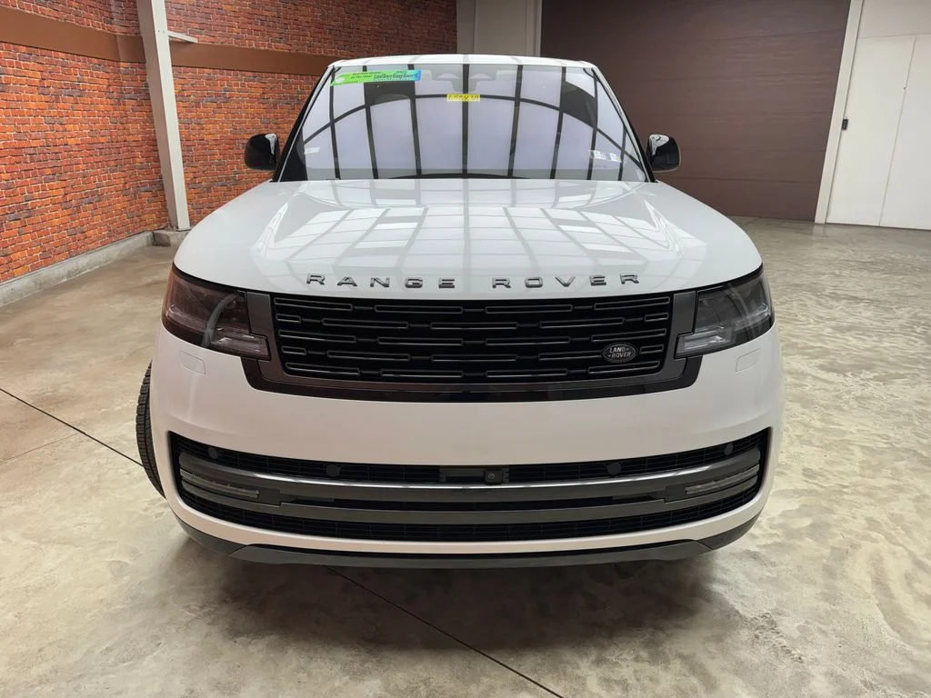 Used 2023 White Land Rover SE image 7