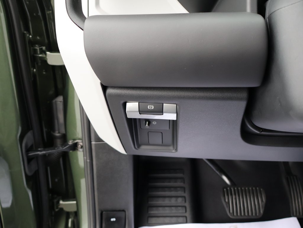 Used 2026 Woolstone Green Metallic Land Rover X-Dynamic SE image 34