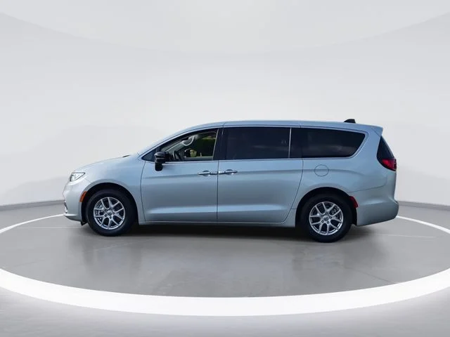 Used 2024 Silver Chrysler Touring L image 5