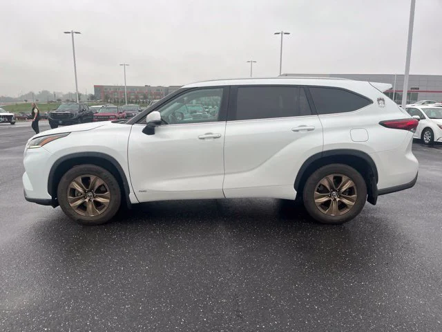 Used 2022 Beige Toyota Bronze Edition image 4