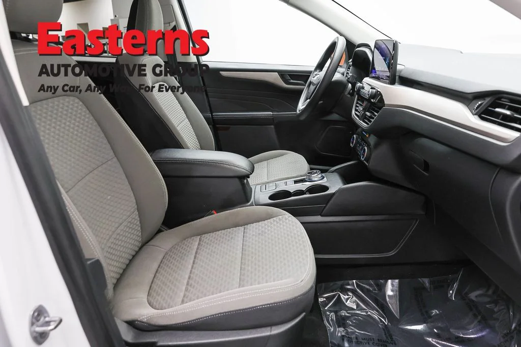 Used 2022 White Ford SE image 25