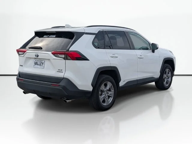 Used 2022 White Toyota XLE image 5