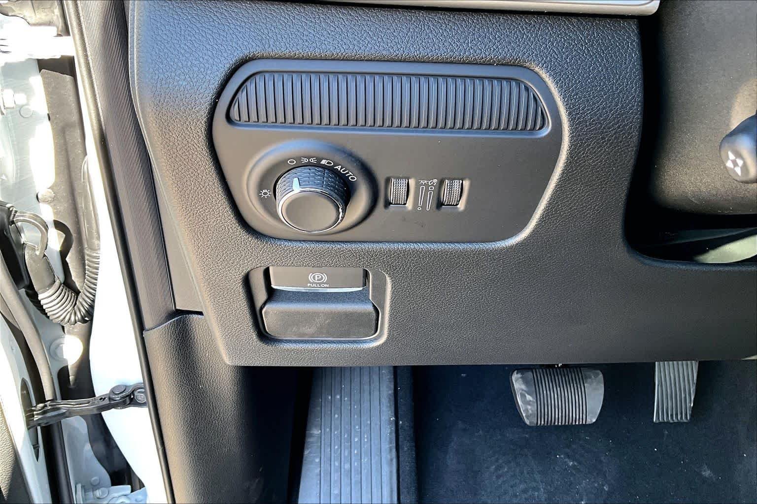 New 2026 Bright White Clear-Coat Exterior Paint Jeep Limited Altitude image 20