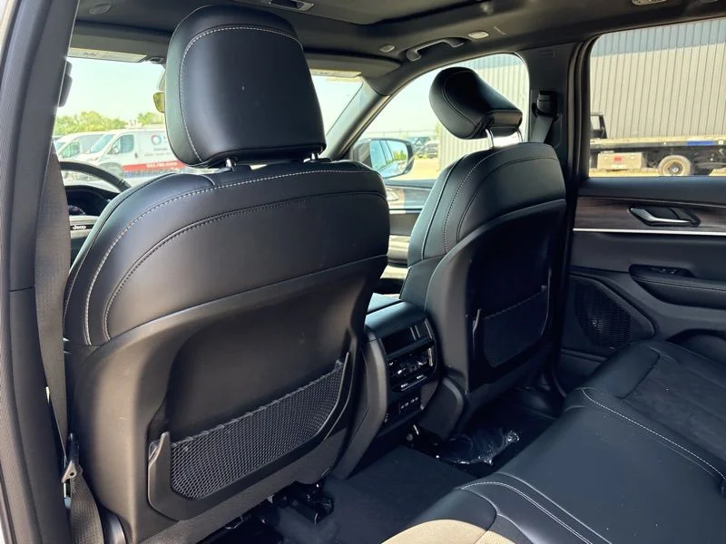 New 2026 Bright White Clear-Coat Exterior Paint Jeep Laredo image 13