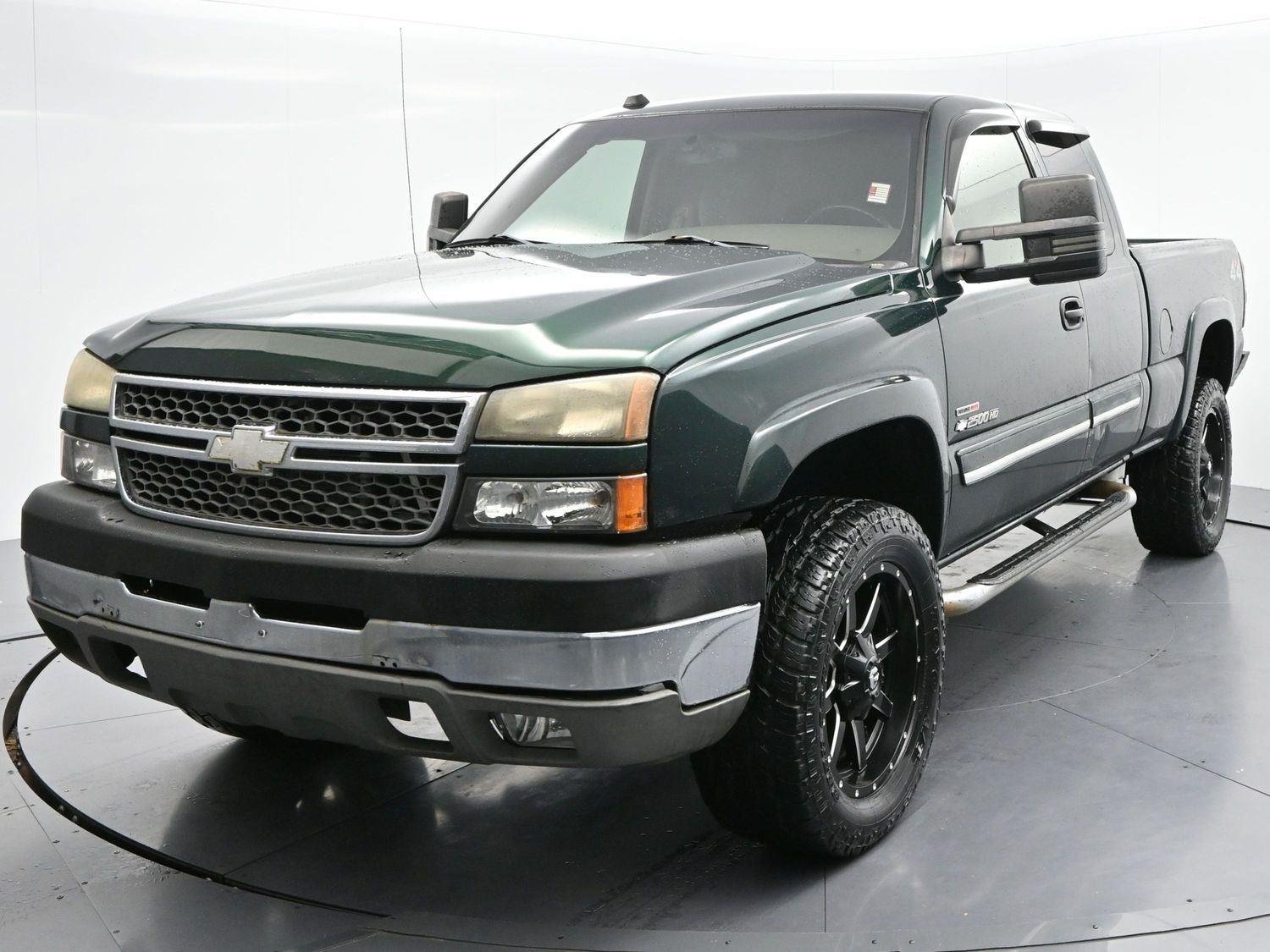 Used 2005 Dark Green Metallic Chevrolet LS image 3