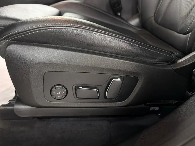 Used 2024 White BMW xDrive30i image 10