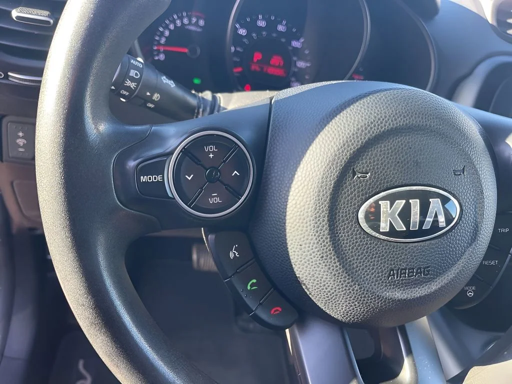 Used 2016  Kia + image 13