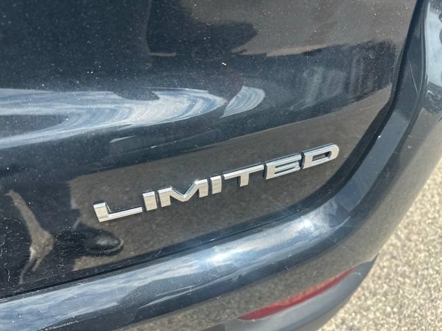 Used 2022 Diamond Black Crystal Pearlcoat Jeep Limited image 9