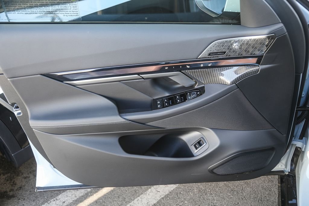 New 2027 Brooklyn Grey Metallic BMW 550e xDrive image 16