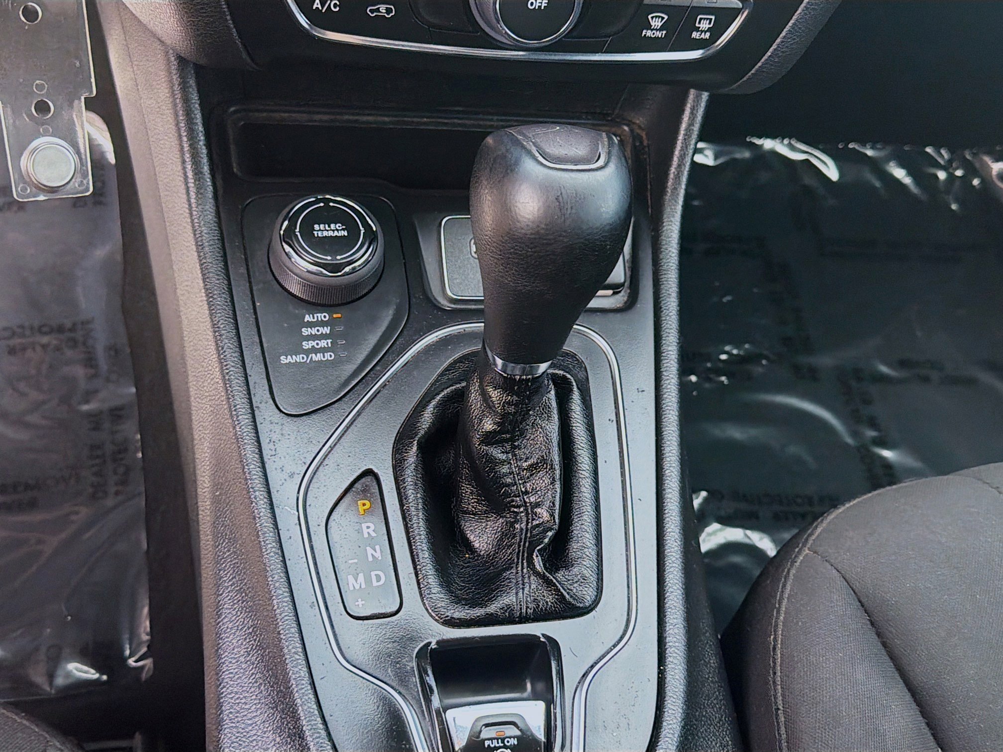 Used 2019 Bright White Clearcoat Jeep Latitude image 14